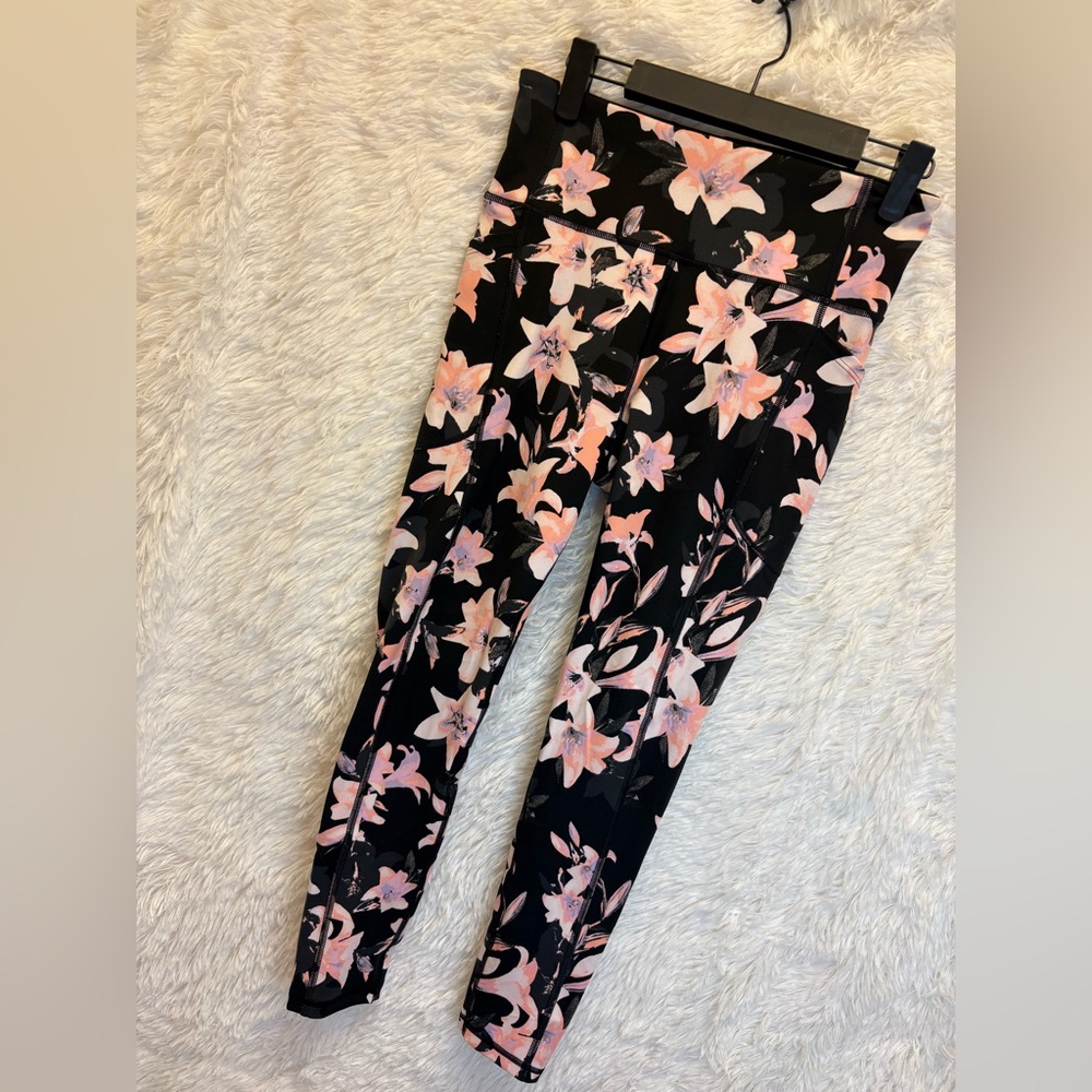 Victoria’s Secret Floral Athleisure Leggings | Yoga | | Lightweight | Medium - Picture 5 of 13